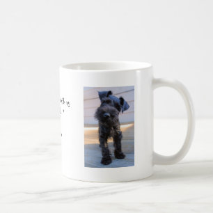 Pequeña taza de café del perrito del Schnauzer