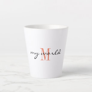 Pequeña taza de latte con "Mi mundo" y diseño inic