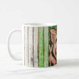Pequeña taza sucia del cochinillo y de madera del