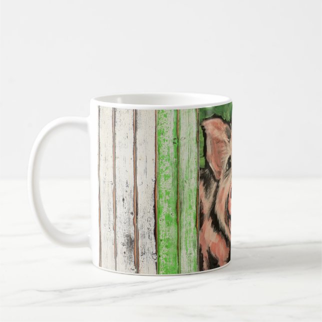 Pequeña taza sucia del cochinillo y de madera del (Izquierda)