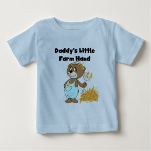 Pequeñas camisetas y regalos de mano de papá