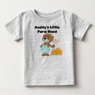 Pequeñas camisetas y regalos de mano de papá