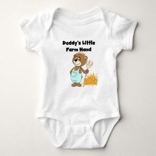 Pequeñas camisetas y regalos de mano de papá