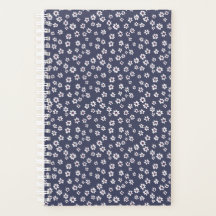 Pequeñas flores blancas en una agenda azul