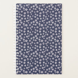 Pequeñas flores blancas en una agenda azul