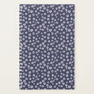 Pequeñas flores blancas en una agenda azul