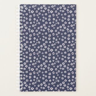 Pequeñas flores blancas en una agenda azul