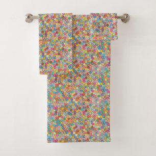 Pequeñas flores de color en el cuarto de baño