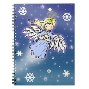Pequeño ángel de invierno en cuaderno de nieve
