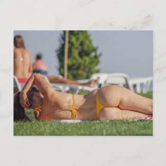 Pequeño bikini amarillo  tarjeta postal de foto