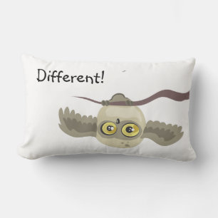pequeño búho de arriba. ¡Diferente!" almohada