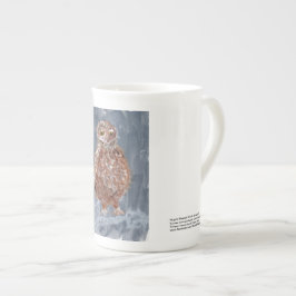 Pequeño búho elegante con la taza gris del fondo