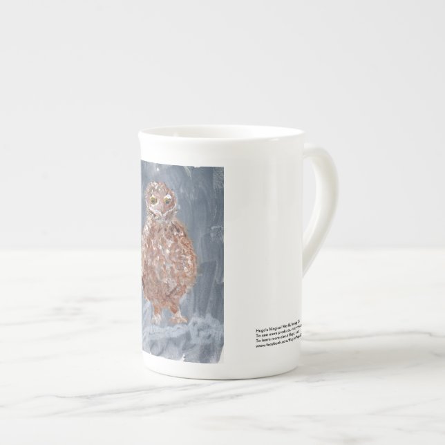 Pequeño búho elegante con la taza gris del fondo (Derecha)