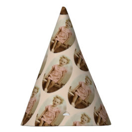 Pequeño chica rubio del vintage en gorra rosado