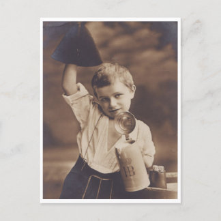 Pequeño chico rubio con tarjeta postal de cosecha 