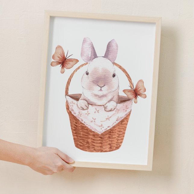 Pequeño Conejito En La Decoración De La Madera De  (Cute Little Bunny In Basket Woodland Nursery Decor)