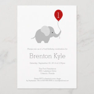 Pequeño elefante con invitación al cumpleaños con 