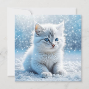 Pequeño gatito blanco en Navidades de nieve