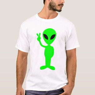 Pequeño hombre verde en camiseta negra