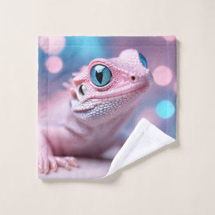 Pequeño lagartito rosado con ojos azules grandes