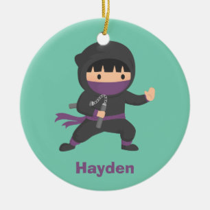 Pequeño Ninja lindo con la decoración del sitio 