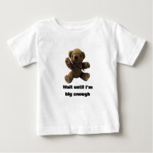 Pequeño oso oso en la pequeña camiseta