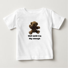 Pequeño oso oso en la pequeña camiseta