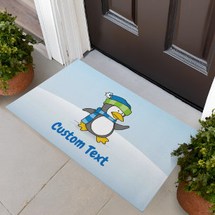 Pequeño pingüino caminando sobre felpudo de nieve