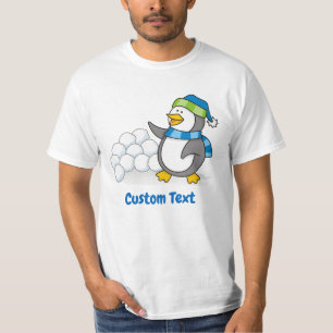 Pequeño pingüino con bolas de nieve con camiseta