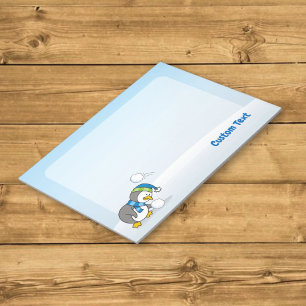 Pequeño pingüino recibiendo una libreta de bola de