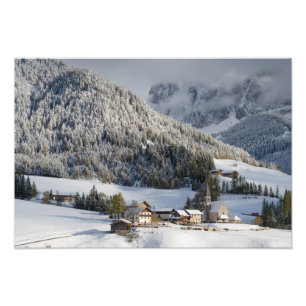 Pequeño pueblo alpino en la impresión de la foto