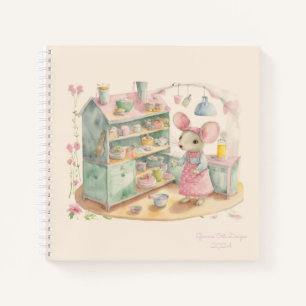 Pequeño ratón en cuaderno de notas de cocina con v
