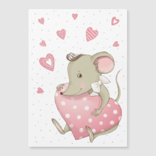 Pequeño ratón lindo con corazones rosados