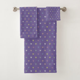 Pequeños corazones de polka en morado ultrvioleta