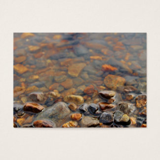 Pequeños guijarros en el agua