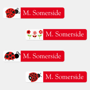 Pequeños niños impermeables nombran etiquetas para