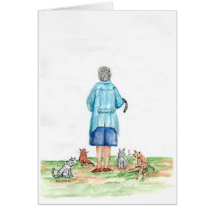 Pequeños señora mayor y gatos