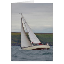 Pequeños yates navegando duro