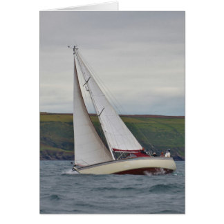 Pequeños yates navegando duro