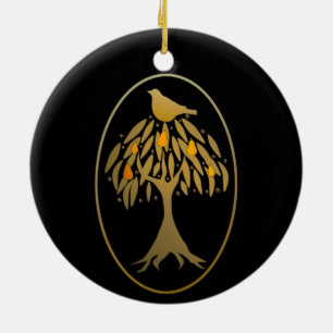 Perdiz en un ornamento cerámico de oro de árbol