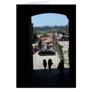Peregrinos que entran en la tarjeta de Santiago