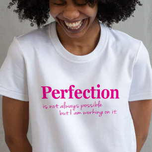 Perfección trabajando en su lema camiseta rosa