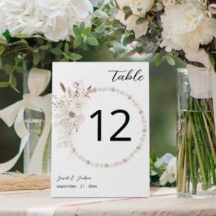 Perlas y número de mesa floral blanca