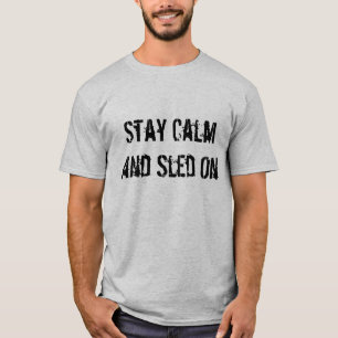 "Permanezca la calma y el trineo en" la camiseta