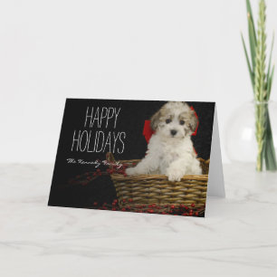 Perrito del navidad que se sienta en cesta