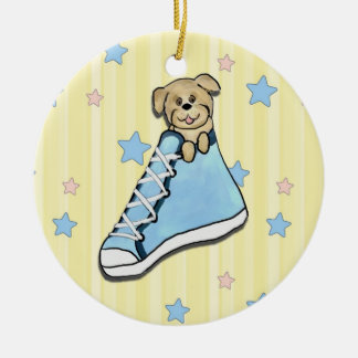 Perrito en un ornamento azul del zapato
