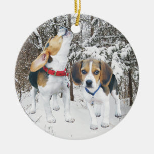 Perritos del beagle de la nieve en el ornamento