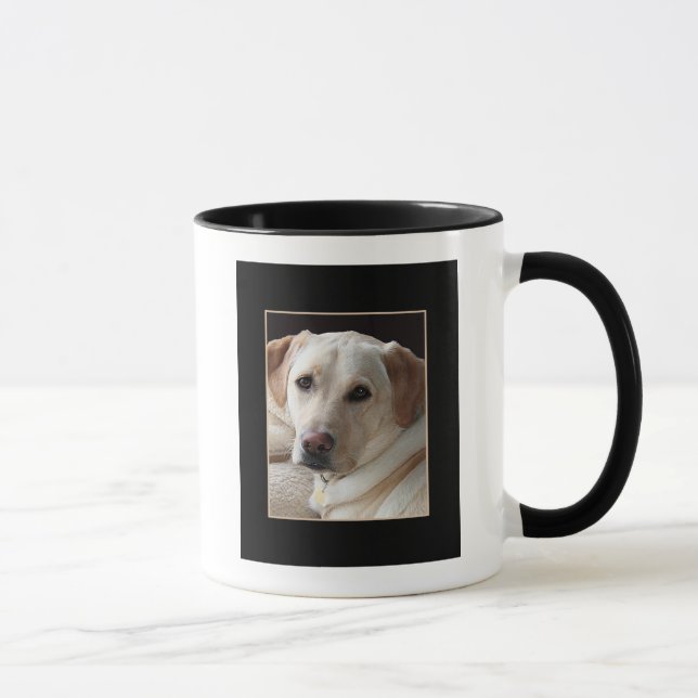 Perro amarillo del labrador retriever en la taza (Derecha)
