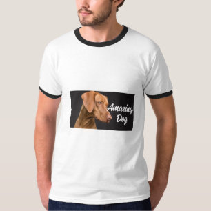 Perro asombroso de camiseta