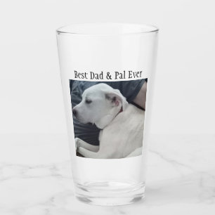 Perro blanco lindo con mejor amigo de papá
